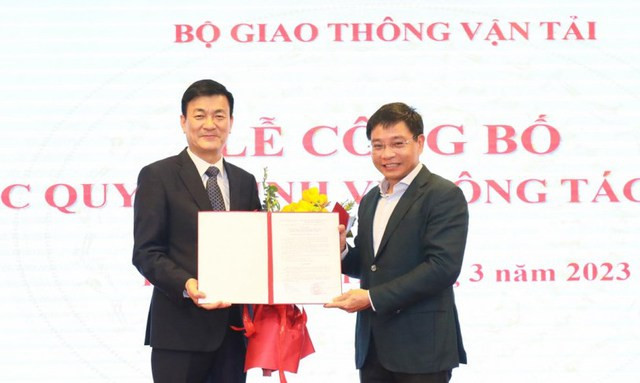 Bộ trưởng Nguyễn Văn Thắng trao quyết định và chúc mừng ông Nguyễn Chiến Thắng Bộ trưởng Nguyễn Văn Thắng trao quyết định và chúc mừng ông Nguyễn Chiến Thắng