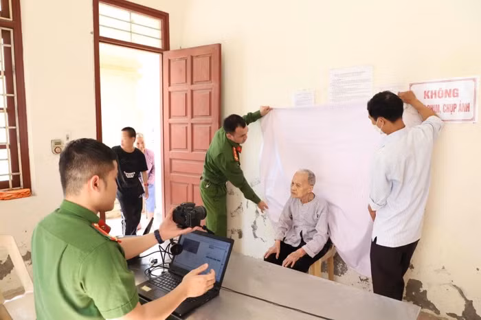 Công an xã Hoàng Tây, huyện Kim Bảng, Hà Nam đến Trung tâm bảo trợ xã hội tỉnh Hà Nam làm thủ tục cấp căn cước công dân cho người già. (Ảnh: TTXVN) Công an xã Hoàng Tây, huyện Kim Bảng, Hà Nam đến Trung tâm bảo trợ xã hội tỉnh Hà Nam làm thủ tục cấp căn cước công dân cho người già. (Ảnh: TTXVN)