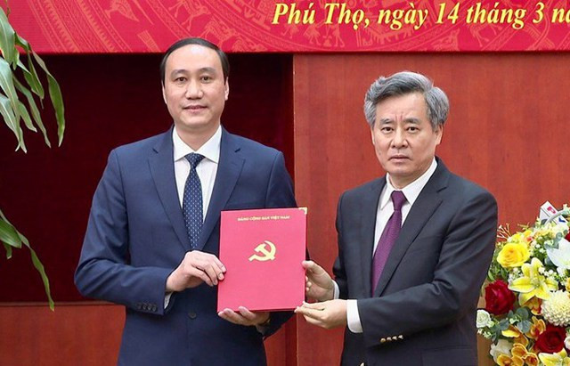 Đồng chí Nguyễn Quang Dương (bên phải) trao quyết định và chúc mừng đồng chí Phùng Khánh Tài, tân Phó Bí thư Tỉnh ủy Phú Thọ. Đồng chí Nguyễn Quang Dương (bên phải) trao quyết định và chúc mừng đồng chí Phùng Khánh Tài, tân Phó Bí thư Tỉnh ủy Phú Thọ.