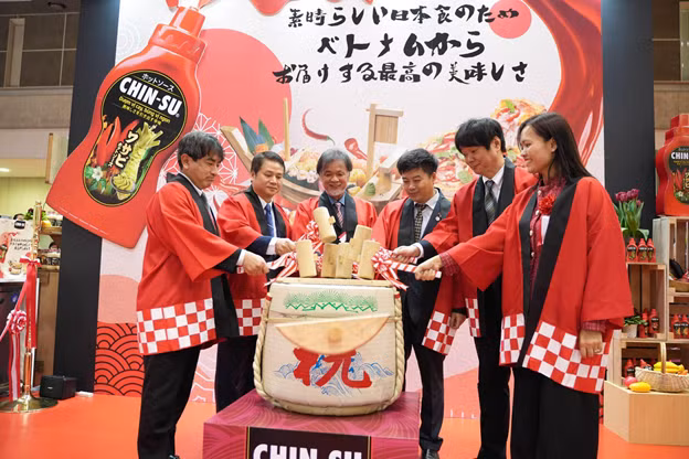 Đại biểu Việt Nam và Nhật Bản trong nghi thức đập rượu Kagami Biraki tại sự kiện thực phẩm quốc tế Foodex Nhật Bản 2023. Đại biểu Việt Nam và Nhật Bản trong nghi thức đập rượu Kagami Biraki tại sự kiện thực phẩm quốc tế Foodex Nhật Bản 2023.