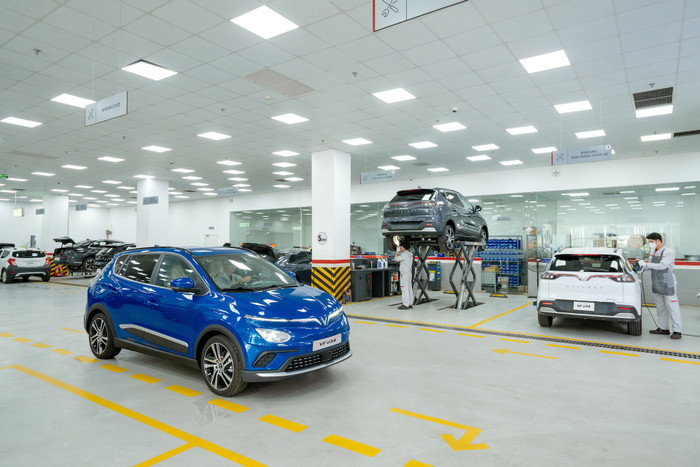 Việc tăng thời gian phục vụ từ 48 giờ/tuần lên 91 giờ/tuần và phục vụ không gián đoạn của hệ thống xưởng dịch vụ VinFast đảm bảo đáp ứng nhu cầu sửa chữa, bảo dưỡng của khách hàng một cách linh hoạt. Việc tăng thời gian phục vụ từ 48 giờ/tuần lên 91 giờ/tuần và phục vụ không gián đoạn của hệ thống xưởng dịch vụ VinFast đảm bảo đáp ứng nhu cầu sửa chữa, bảo dưỡng của khách hàng một cách linh hoạt.