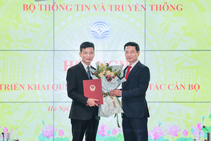 Bộ trưởng Nguyễn Mạnh Hùng trao Quyết định cho ông Lê Thái Hoà. Bộ trưởng Nguyễn Mạnh Hùng trao Quyết định cho ông Lê Thái Hoà.