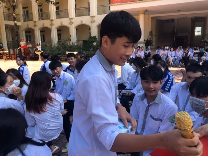 Học sinh Trường Trung học phổ thông Cao Phong, Hòa Bình trong giờ sinh hoạt ngoại khóa. Ảnh: fanpage nhà trường Học sinh Trường Trung học phổ thông Cao Phong, Hòa Bình trong giờ sinh hoạt ngoại khóa. Ảnh: fanpage nhà trường
