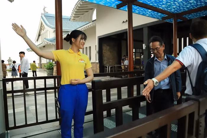 Nhân viên hướng dẫn du khách tại Khu du lịch Sun World Ha Long