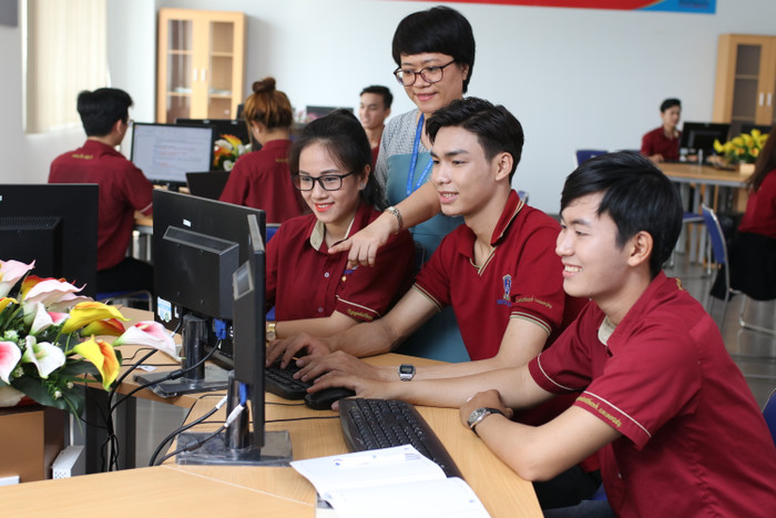 Sinh viên Trường Đại học Nguyễn Tất Thành Sinh viên Trường Đại học Nguyễn Tất Thành