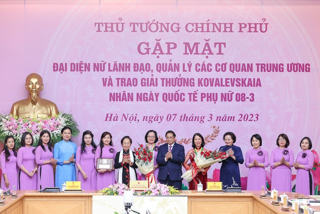 Thủ tướng Chính phủ Phạm Minh Chính cùng nguyên Chủ tịch nước Nguyễn Thị Doan, Chủ tịch Hội đồng Giải thưởng Kovalevskaia và Bộ trưởng Bộ Nội vụ Phạm Thị Thanh Trà trao giải thưởng Kovalevskaia năm 2022 và tặng hoa chúc mừng các nhà khoa học có những công trình nghiên cứu khoa học xuất sắc. Ảnh: VGP/Nhật Bắc Thủ tướng Chính phủ Phạm Minh Chính cùng nguyên Chủ tịch nước Nguyễn Thị Doan, Chủ tịch Hội đồng Giải thưởng Kovalevskaia và Bộ trưởng Bộ Nội vụ Phạm Thị Thanh Trà trao giải thưởng Kovalevskaia năm 2022 và tặng hoa chúc mừng các nhà khoa học có những công trình nghiên cứu khoa học xuất sắc. Ảnh: VGP/Nhật Bắc