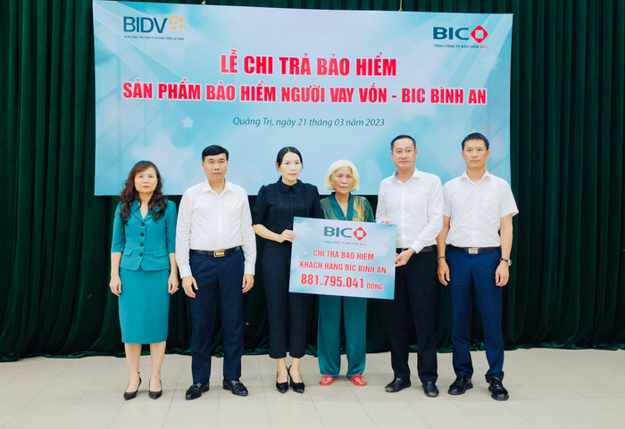 Đại diện lãnh đạo BIC và BIDV Quảng Trị trao tiền bảo hiểm cho khách hàng. Đại diện lãnh đạo BIC và BIDV Quảng Trị trao tiền bảo hiểm cho khách hàng.