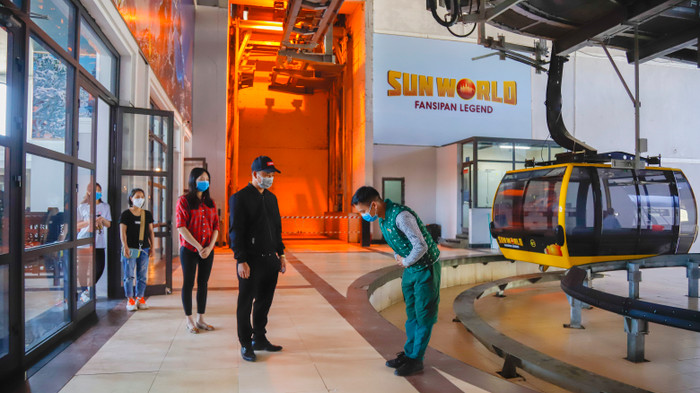 Nhân viên Khu du lịch Sun World Fansipan Legend chào đón du khách lên cáp treo Nhân viên Khu du lịch Sun World Fansipan Legend chào đón du khách lên cáp treo