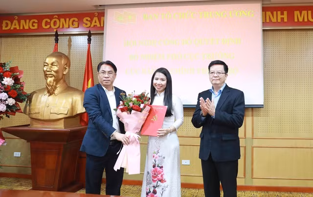 Lãnh đạo Ban Tổ chức Trung ương trao Quyết định và tặng hoa chúc mừng tân Phó Cục trưởng Cục Bảo vệ chính trị nội bộ.