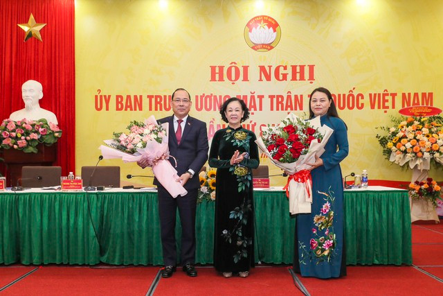 Đồng chí Trương Thị Mai chúc mừng đồng chí Nguyễn Thị Thu Hà và đồng chí Hoàng Công Thủy. Đồng chí Trương Thị Mai chúc mừng đồng chí Nguyễn Thị Thu Hà và đồng chí Hoàng Công Thủy.