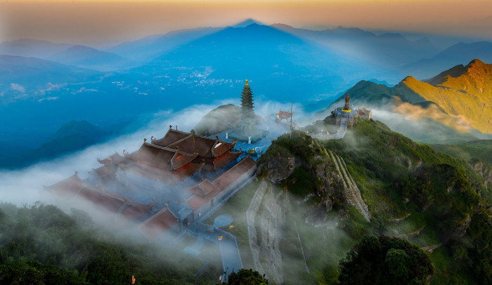 Du ngoạn tuyến cáp treo kỷ lục chinh phục đỉnh thiêng Fansipan, chiêm bái quần thể tâm linh giữa mây ngàn gió núi là một trong những trải nghiệm không thể bỏ lỡ tại Sa Pa.