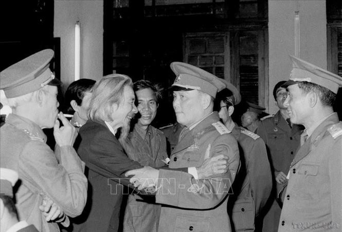 Đại tướng Chu Huy Mân (thứ hai, phải sang) thăm hỏi nhạc sĩ Văn Cao (1984). Ảnh; Hồng Thụ/ TTXVN Đại tướng Chu Huy Mân (thứ hai, phải sang) thăm hỏi nhạc sĩ Văn Cao (1984). Ảnh; Hồng Thụ/ TTXVN