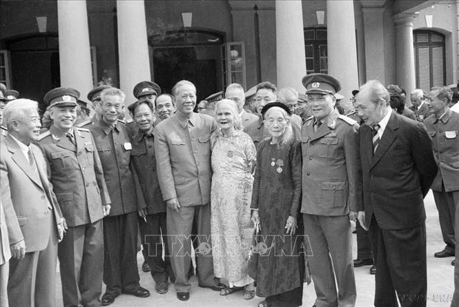 Đại tướng Chu Huy Mân (thứ hai, phải sang) cùng các đồng chí lãnh đạo Đảng, Nhà nước gặp mặt các đại biểu anh hùng quân đội, gia đình liệt sỹ nhân kỷ niệm 40 năm Ngày thành lập Quân đội nhân dân Việt Nam (1984). Ảnh: Nguyễn Dĩnh /TTXVN Đại tướng Chu Huy Mân (thứ hai, phải sang) cùng các đồng chí lãnh đạo Đảng, Nhà nước gặp mặt các đại biểu anh hùng quân đội, gia đình liệt sỹ nhân kỷ niệm 40 năm Ngày thành lập Quân đội nhân dân Việt Nam (1984). Ảnh: Nguyễn Dĩnh /TTXVN