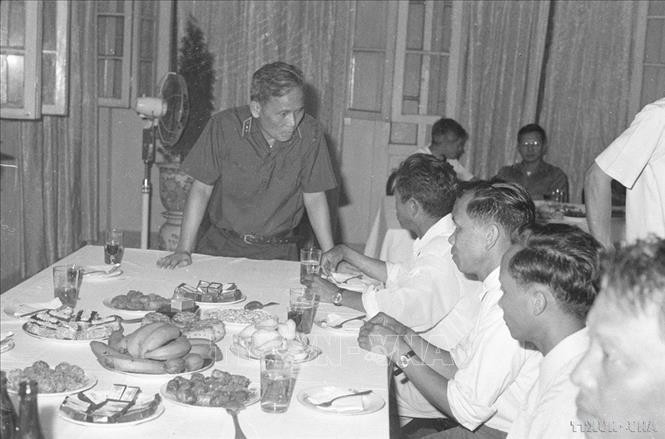 Thượng tướng Chu Huy Mân, Chủ nhiệm Tổng cục Chính trị nói chuyện thân mật với đại biểu tại buổi gặp mặt đại biểu các dân tộc biên giới phía Bắc (6/1978). Ảnh: Vũ Tạo/TTXVN Thượng tướng Chu Huy Mân, Chủ nhiệm Tổng cục Chính trị nói chuyện thân mật với đại biểu tại buổi gặp mặt đại biểu các dân tộc biên giới phía Bắc (6/1978). Ảnh: Vũ Tạo/TTXVN