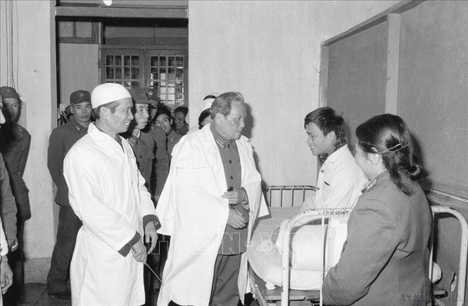 Đại tướng Chu Huy Mân, Chủ nhiệm Tổng cục Chính trị thăm bệnh nhân đang điều trị tại bệnh viện Quân y 103 nhân dịp Tết Nguyên đán Giáp Tý (1984). Ảnh; Hứa Kiểm /TTXVN Đại tướng Chu Huy Mân, Chủ nhiệm Tổng cục Chính trị thăm bệnh nhân đang điều trị tại bệnh viện Quân y 103 nhân dịp Tết Nguyên đán Giáp Tý (1984). Ảnh; Hứa Kiểm /TTXVN