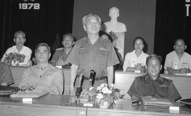 Đại tướng Võ Nguyên Giáp, Bộ trưởng Bộ Quốc phòng; đồng chí Nguyễn Văn Linh, Bí thư Đảng đoàn Tổng công đoàn Việt Nam; thượng tướng Chu Huy Mân (ngoài cùng, bên phải), Chủ nhiệm Tổng cục Chính trị dự Đại hội đại biểu công đoàn toàn quân (4/1978). Ảnh: Vũ Tạo/TTXVN Đại tướng Võ Nguyên Giáp, Bộ trưởng Bộ Quốc phòng; đồng chí Nguyễn Văn Linh, Bí thư Đảng đoàn Tổng công đoàn Việt Nam; thượng tướng Chu Huy Mân (ngoài cùng, bên phải), Chủ nhiệm Tổng cục Chính trị dự Đại hội đại biểu công đoàn toàn quân (4/1978). Ảnh: Vũ Tạo/TTXVN