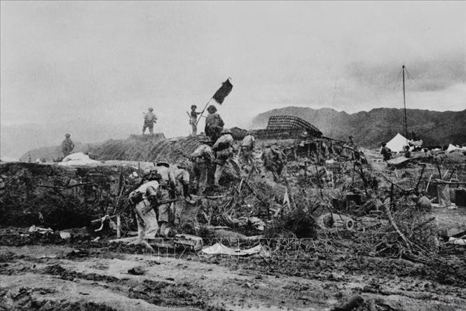 Trên cương vị Chính ủy, Bí thư Đảng ủy Đại đoàn 316, đồng chí Chu Huy Mân lãnh đạo, chỉ huy Đại đoàn tham gia nhiều chiến dịch, đánh thắng nhiều trận quan trọng, đặc biệt là trong chiến dịch Điện Biên Phủ: tiêu diệt cứ điểm Him Lam, khai hỏa trận đánh Đồi A1, tham gia trận đánh quan trọng cuối cùng bắt sống tướng De Castries. Trong ảnh: Chiều 7/5/1954, lá cờ "Quyết chiến - Quyết thắng" của Quân đội nhân dân Việt Nam tung bay trên nóc hầm tướng De Castries. Chiến dịch lịch sử Điện Biên Phủ đã toàn thắng. Ảnh: Triệu Đại/TTXVN Trên cương vị Chính ủy, Bí thư Đảng ủy Đại đoàn 316, đồng chí Chu Huy Mân lãnh đạo, chỉ huy Đại đoàn tham gia nhiều chiến dịch, đánh thắng nhiều trận quan trọng, đặc biệt là trong chiến dịch Điện Biên Phủ: tiêu diệt cứ điểm Him Lam, khai hỏa trận đánh Đồi A1, tham gia trận đánh quan trọng cuối cùng bắt sống tướng De Castries. Trong ảnh: Chiều 7/5/1954, lá cờ "Quyết chiến - Quyết thắng" của Quân đội nhân dân Việt Nam tung bay trên nóc hầm tướng De Castries. Chiến dịch lịch sử Điện Biên Phủ đã toàn thắng. Ảnh: Triệu Đại/TTXVN