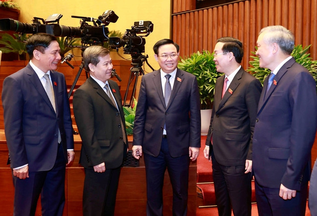 Chủ tịch nước Võ Văn Thưởng, Chủ tịch Quốc hội Vương Đình Huệ, Chánh án Tòa án nhân dân tối cao Nguyễn Hòa Bình, Viện trưởng Viện Kiểm sát nhân dân tối cao Lê Minh Trí, Chủ nhiệm Văn phòng Quốc hội Bùi Văn Cường trao đổi bên lề phiên chất vấn.