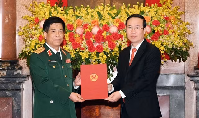 Chủ tịch nước Võ Văn Thưởng trao quyết định cho đồng chí Nguyễn Văn Nghĩa.