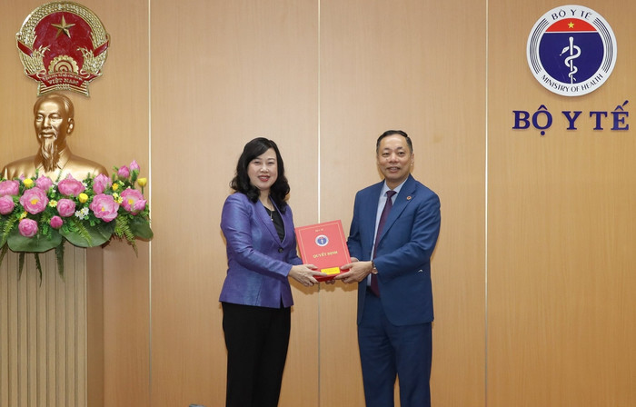Bộ trưởng Bộ Y tế Đào Hồng Lan trao Quyết định bổ nhiệm lại chức vụ Cục trưởng Cục Quản lý Dược cho Dược sĩ chuyên khoa 2 Vũ Tuấn Cường. Ảnh: vov.vn Bộ trưởng Bộ Y tế Đào Hồng Lan trao Quyết định bổ nhiệm lại chức vụ Cục trưởng Cục Quản lý Dược cho Dược sĩ chuyên khoa 2 Vũ Tuấn Cường. Ảnh: vov.vn