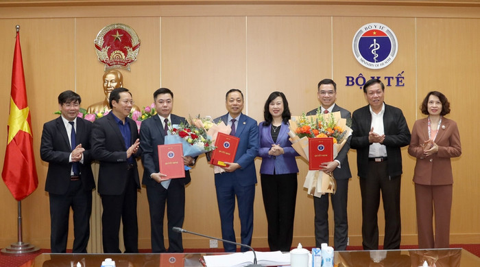 Bộ trưởng Bộ Y tế Đào Hồng Lan, Thứ trưởng Thường trực Bộ Y tế Đỗ Xuân Tuyên; Thứ trưởng Nguyễn Thị Liên Hương, Thứ trưởng Lê Đức Luận và các đồng chí trong Ban Cán sự Đảng Bộ Y tế chúc mừng các đồng chí nhận quyết định bổ nhiệm, bổ nhiệm lại. Ảnh: vov.vn Bộ trưởng Bộ Y tế Đào Hồng Lan, Thứ trưởng Thường trực Bộ Y tế Đỗ Xuân Tuyên; Thứ trưởng Nguyễn Thị Liên Hương, Thứ trưởng Lê Đức Luận và các đồng chí trong Ban Cán sự Đảng Bộ Y tế chúc mừng các đồng chí nhận quyết định bổ nhiệm, bổ nhiệm lại. Ảnh: vov.vn