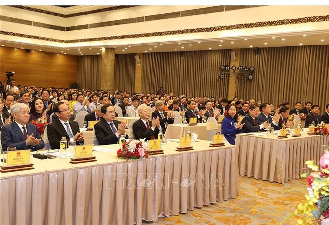 Tổng Bí thư Nguyễn Phú Trọng và các đồng chí lãnh đạo Đảng, Nhà nước cùng các đại biểu tham dự buổi lễ. Ảnh: Trí Dũng/TTXVN Chú thích ảnh