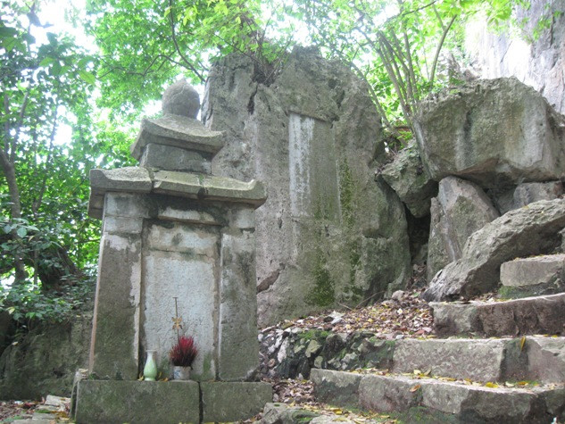 Tấm bia khắc bài thơ của Trần Văn Tăng: Sơn Đông chi bằng Vô Vi phật tự/ Thùy kỳ huyền sư đạo sĩ/ Bên này Thiên Trúc nọ Bồng Lai/ Đem cảnh thanh u đặt giữa trời/ Trang điểm đã nhờ ơn đạo sĩ/ Độ đời còn độ Đức Như Lai/ Mượn nền đá phẳng đề dăm bận/ Sẵn quả chuông kêu đấm mấy hồi/ Cảnh vị vị người, người lai lại/ Đã vô vi khéo cũng lôi thôi. Tấm bia khắc bài thơ của Trần Văn Tăng: Sơn Đông chi bằng Vô Vi phật tự/ Thùy kỳ huyền sư đạo sĩ/ Bên này Thiên Trúc nọ Bồng Lai/ Đem cảnh thanh u đặt giữa trời/ Trang điểm đã nhờ ơn đạo sĩ/ Độ đời còn độ Đức Như Lai/ Mượn nền đá phẳng đề dăm bận/ Sẵn quả chuông kêu đấm mấy hồi/ Cảnh vị vị người, người lai lại/ Đã vô vi khéo cũng lôi thôi.