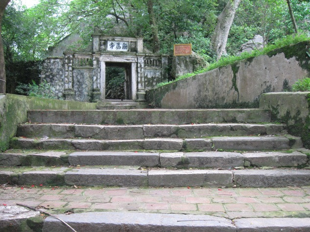 Chùa Trầm Vô Vi tọa lạc trên một diện tích chỉ trên dưới năm chục mét vuông. Trên đỉnh núi cao nhất của Tử Trầm Sơn. Từ đỉnh cao nhất của núi, ta thỏa sức phóng tầm mắt ra bốn phương tám hướng ngắm cảnh đồng quê trù phú một vùng ven sông Đáy. Chùa Trầm Vô Vi tọa lạc trên một diện tích chỉ trên dưới năm chục mét vuông. Trên đỉnh núi cao nhất của Tử Trầm Sơn. Từ đỉnh cao nhất của núi, ta thỏa sức phóng tầm mắt ra bốn phương tám hướng ngắm cảnh đồng quê trù phú một vùng ven sông Đáy.