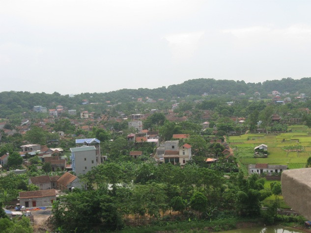 Từ trên chùa Trầm Vô Vi phóng tầm mắt ra bốn phương tám hướng ngắm cảnh đồng quê trù phú một vùng ven sông Đáy. Từ trên chùa Trầm Vô Vi phóng tầm mắt ra bốn phương tám hướng ngắm cảnh đồng quê trù phú một vùng ven sông Đáy.