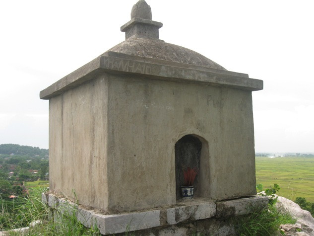 Trên cùng đỉnh núi Tử Trầm Sơn một ngôi miếu Thiên để tạ ơn trời Trên cùng đỉnh núi Tử Trầm Sơn một ngôi miếu Thiên để tạ ơn trời