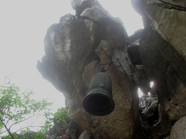 Trên đỉnh núi chiếc chuông chùa có hàng trăm năm tuổi treo trên khối đá lớn mỗi khi tiếng chuông vang lên bốn phương tám hướng đều nghe rõ Trên đỉnh núi chiếc chuông chùa có hàng trăm năm tuổi treo trên khối đá lớn mỗi khi tiếng chuông vang lên bốn phương tám hướng đều nghe rõ