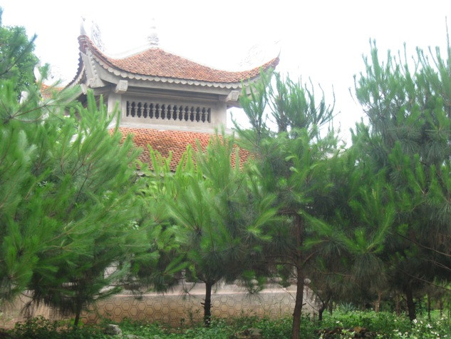 Bao bọc lấy chùa là rừng Thông xanh mướt Bao bọc lấy chùa là rừng Thông xanh mướt