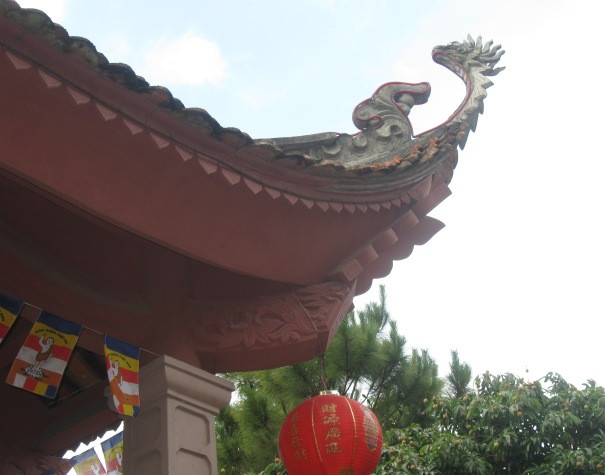 Mái chùa cong cong trên đỉnh núi Phượng Hoàng Mái chùa cong cong trên đỉnh núi Phượng Hoàng