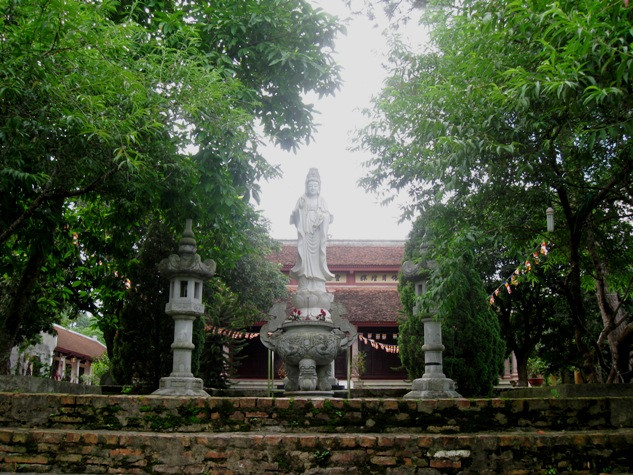 Trước Chùa là bức tượng phật Quan Thế Âm Bồ Tát cao tới hơn 2m Trước Chùa là bức tượng phật Quan Thế Âm Bồ Tát cao tới hơn 2m