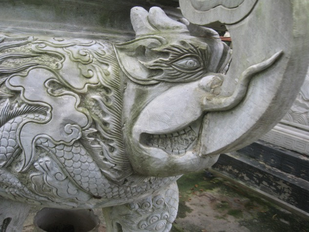 Nét trạm trổ khéo léo trên các lư hương bằng đá Nét trạm trổ khéo léo trên các lư hương bằng đá