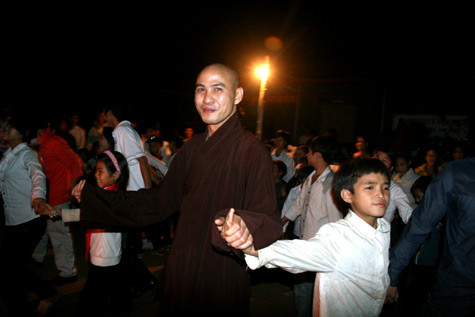 Đại đức Thích Quảng Hoàng, chùa Tảo Sách, Hà Nội trong chuyến từ thiện tại Nậm Mười, Yên Bái cùng báo Giáo dục Việt Nam Đại đức Thích Quảng Hoàng, chùa Tảo Sách, Hà Nội trong chuyến từ thiện tại Nậm Mười, Yên Bái cùng báo Giáo dục Việt Nam