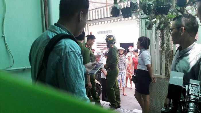 Cơ quan công an trực tiếp đến nhóm trẻ độc lập Mẹ Mười để bảo vệ an toàn, ngăn sự phản ứng của phụ huynh, người dân. Ảnh: TT Cơ quan công an trực tiếp đến nhóm trẻ độc lập Mẹ Mười để bảo vệ an toàn, ngăn sự phản ứng của phụ huynh, người dân. Ảnh: TT