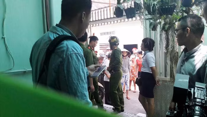 Cơ quan công an trực tiếp đến nhóm trẻ độc lập Mẹ Mười để bảo vệ an toàn, ngăn sự phản ứng của phụ huynh, người dân. Ảnh: TT Cơ quan công an trực tiếp đến nhóm trẻ độc lập Mẹ Mười để bảo vệ an toàn, ngăn sự phản ứng của phụ huynh, người dân. Ảnh: TT