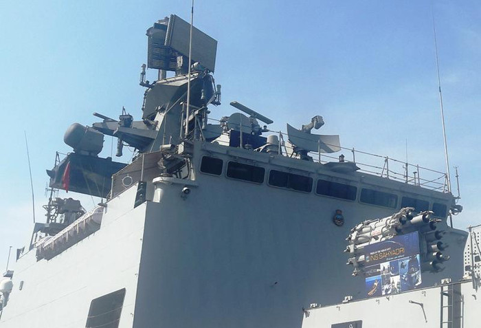 Tháp chỉ huy của tàu khu trục INS SAHYADRY được trang bị nhiều khí tài, ra đa hiện đại.