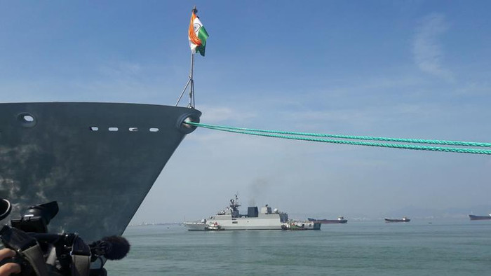 Chiếm hạm INS KAMORTA có lượng giãn nước đầy tải 3.500 tấn; chiều dài 109 m; chiều rộng 13,7 m.