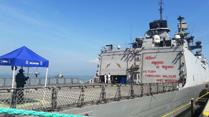 Tàu khu trục INS SAHYADRY nhìn từ phía đuôi tàu.