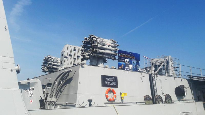 Tàu khu trục INS SAHYADRY được trang bị hỗn hợp vũ khí của Nga, Ấn Độ và Israel, bao gồm hệ thống ống phóng thẳng đứng cho tên lửa tầm ngắn, tên lửa tầm trung Shtil-1.