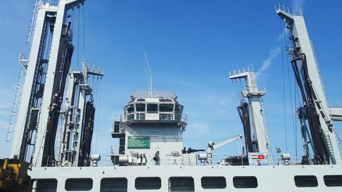 Hệ thống dàn cẩu khủng của tàu chở dầu INS SHAKTI được sử dụng để tiếp liệu cho các tàu chiến của hạm đội miền Đông Ấn Độ.