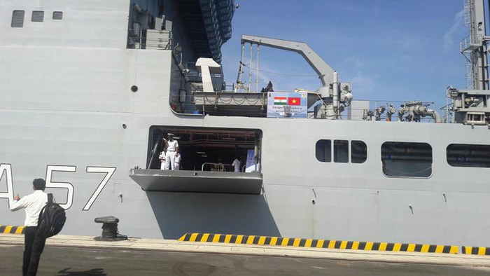 Tàu INS SHAKTI có kích thước "khổng lồ" với hệ thống giàn nâng hạng khủng.