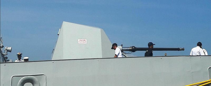 Hải pháo được bố trí phía mũi của tàu.