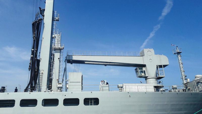 Cận cảnh một cần cẩu khủng trên tàu INS SHAKTI.