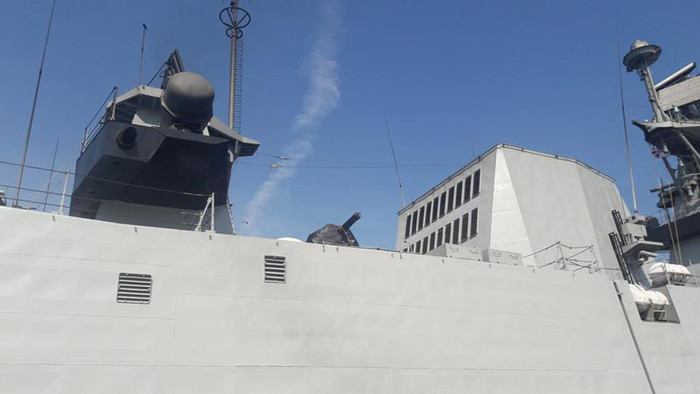 Tàu còn được trang bị pháo bắn nhanh cận chiến AK-630 CIWS (đã được bao bọc kín)