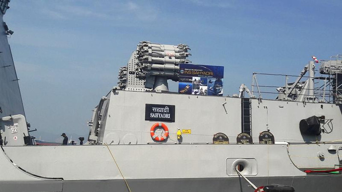 Tàu khu trục INS SAHYADRY có lượng giãn nước đầy tải 6.200 tấn, chiều dài 142,5 m, chiều rộng 16,9 m, mớn nước 4,5 m, thủy thủ đoàn 257 người với 35 sĩ quan. Trên tàu được trang bị hệ thống ngư lôi, róc két chống ngầm.