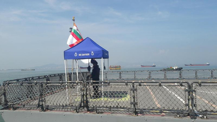 Tàu được trang bị sàn đáp và nhà chứa cho trực thăng. Trong ảnh là một điểm gác được bố trí lính canh của tàu tàu khu trục INS SAHYADRY.
