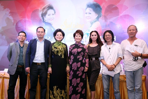 Hai danh ca cùng ekip thực hiện chương trình. Hai danh ca cùng ekip thực hiện chương trình.